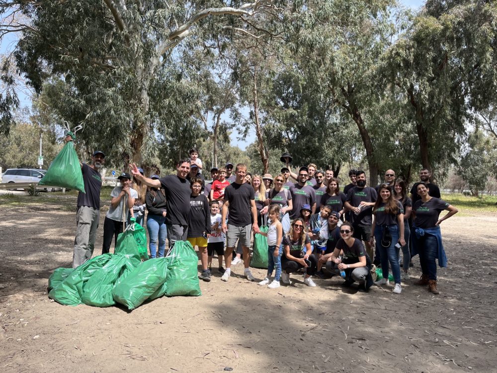 Veev employees volunteering